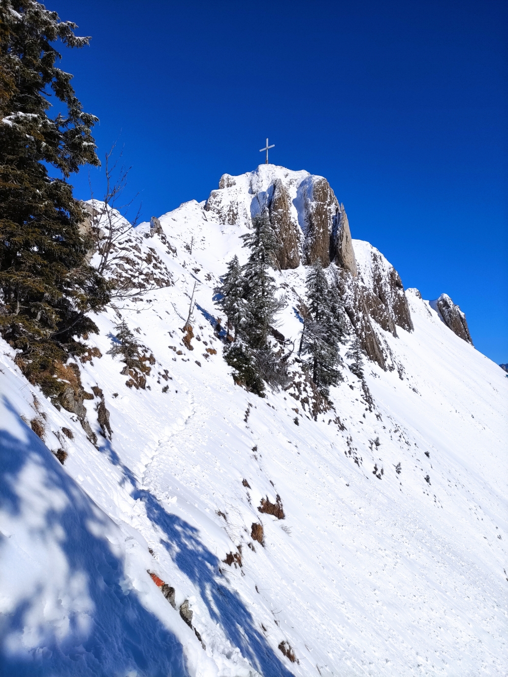 Wanderung Branderschrofen: Teilweise seilversicherter Steig zum Gipfel