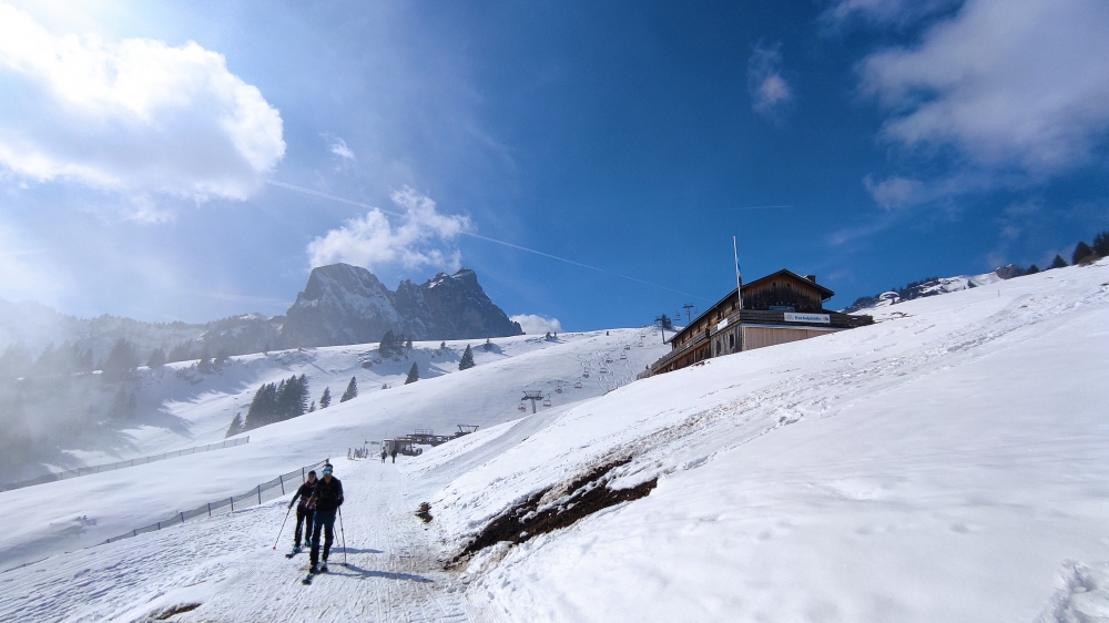 Rodeln Breitenberg: Unter der Hochalphütte entlang