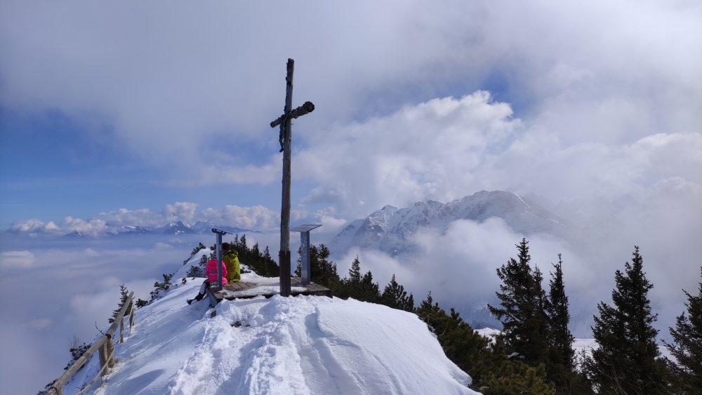 Brentenjoch: Gipfelkreuz Breitenberg mit Brentenjoch im Hintergrund