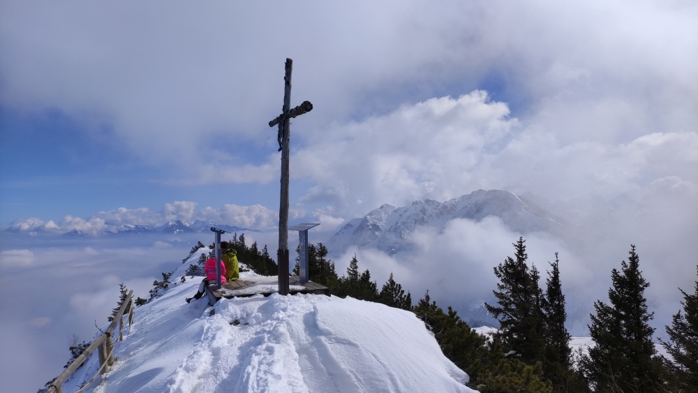 Breitenberg -> Ostlerhütte: Gipfelkreuz Breitenberg mit Brentenjoch im Hintergrund