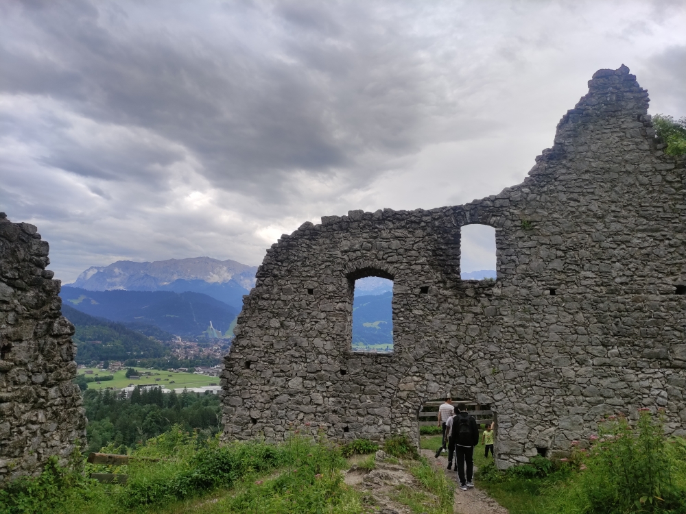Wanderung Ruine Werdenfels: Wanderung Ruine Werdenfels: Mauerreste (Burgruine Werdenfels)