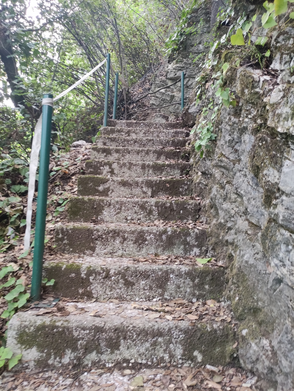 Direkt am Hafen von Riva geht es über Treppen los