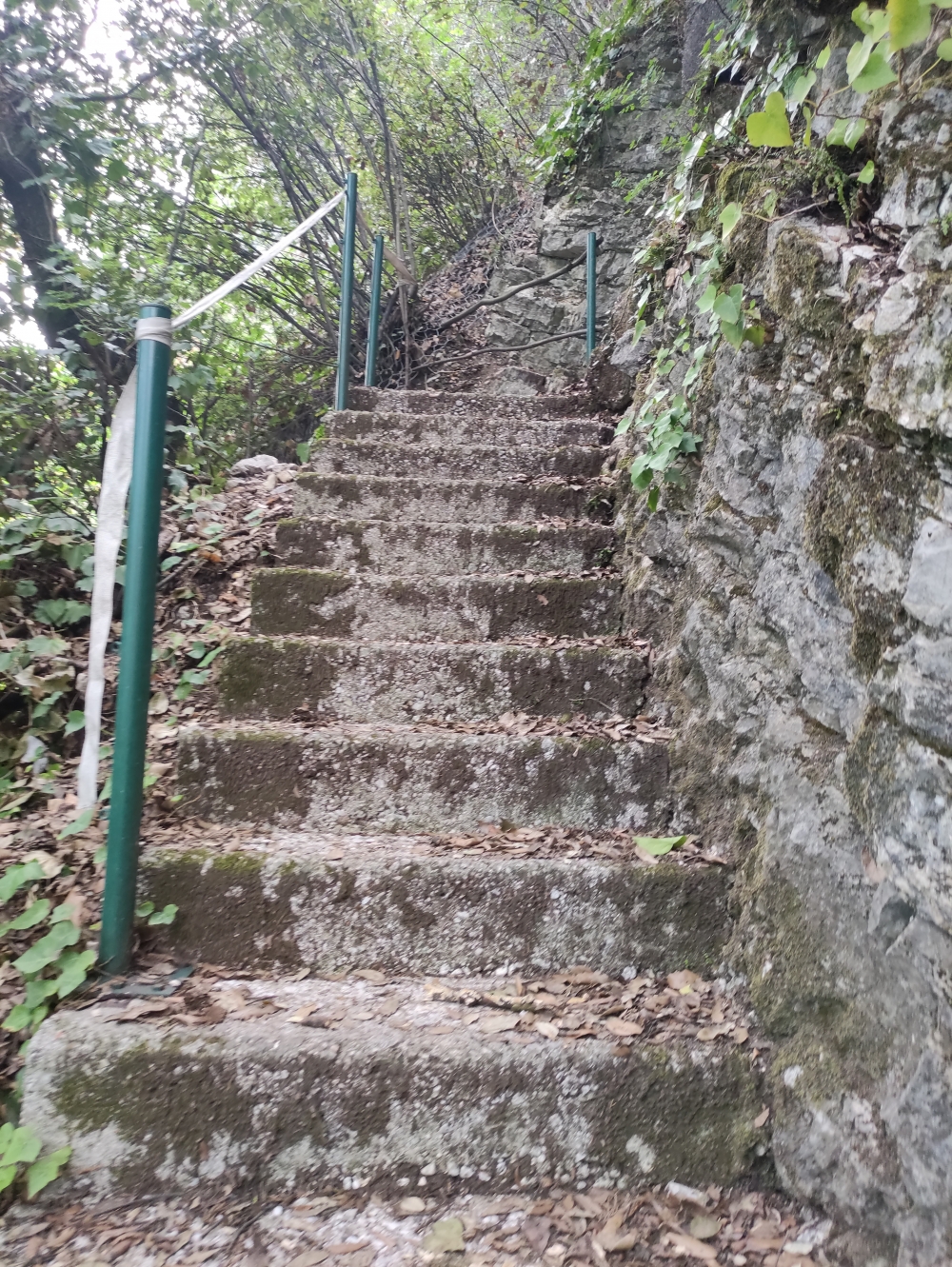 Wanderung Cappella di Santa Barbara: Direkt am Hafen von Riva geht es über Treppen los