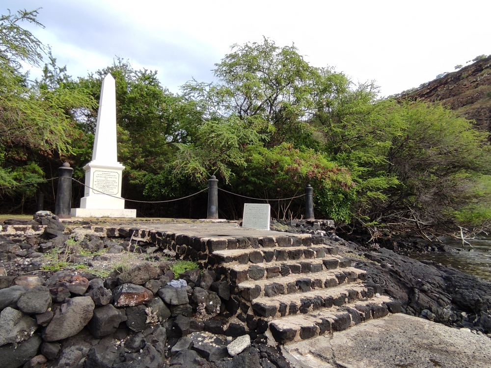 8 Meter hoher Obelisk in der Kealakekua Bay, der an den hier 1779 ermordeten James Cook erinnert. (Captain Cook Monument)