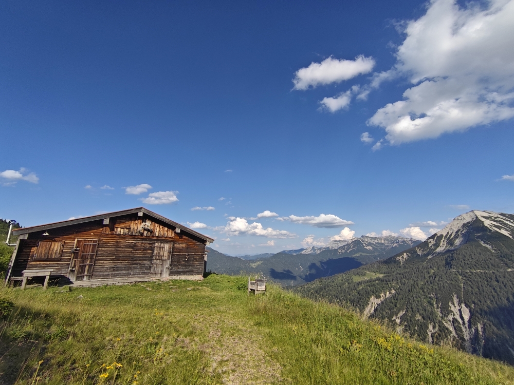 Bike & Hike Christlumkopf: Bergalm mit Seekarspitze rechts