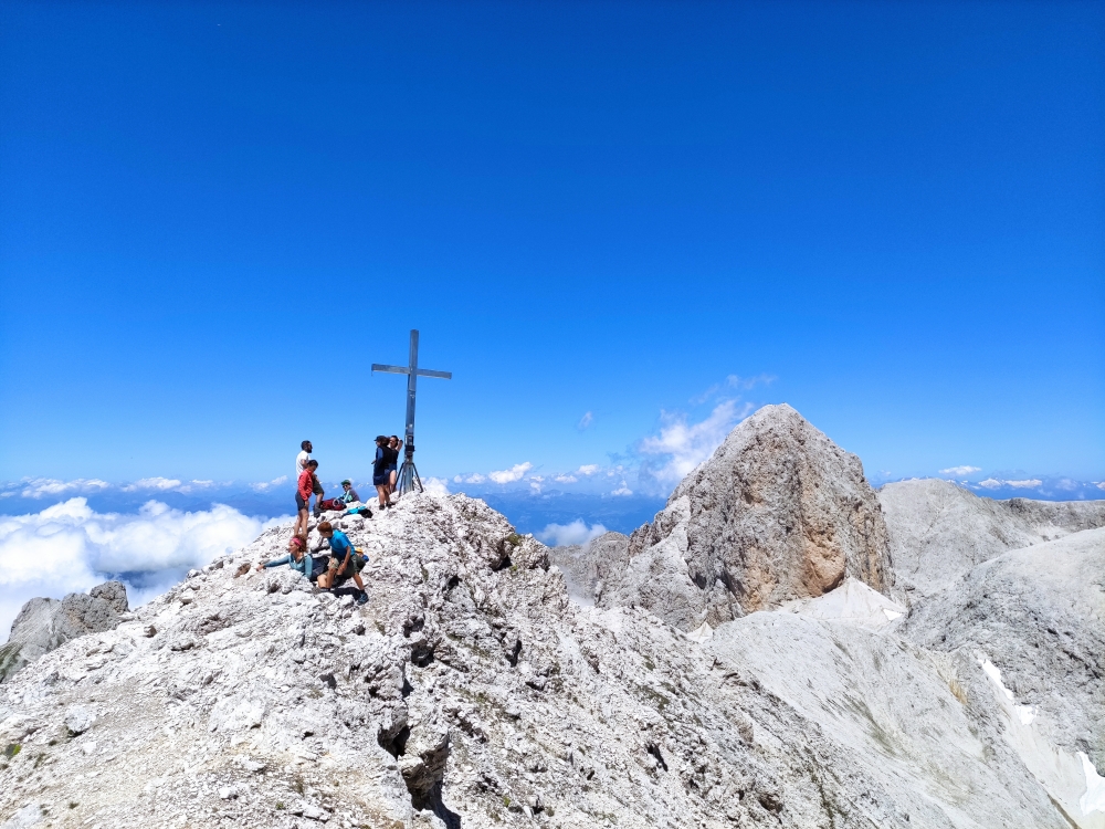 Cima Scalieret -> Grasleitenpasshütte: Gipfelkreuz mit Kesselkogel im Hintergrund