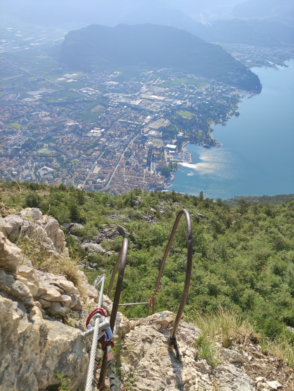 Klettersteig Via Ferrata dell Amicizia auf den Cima Sat: Tiefblick auf Riva del Garda