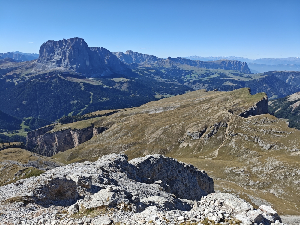 Wanderung Piz Duleda: Wanderung Piz Duleda: Blick über die Stevia Hütte (Bildmitte) zum Langkofel  (Col dala Pieres)