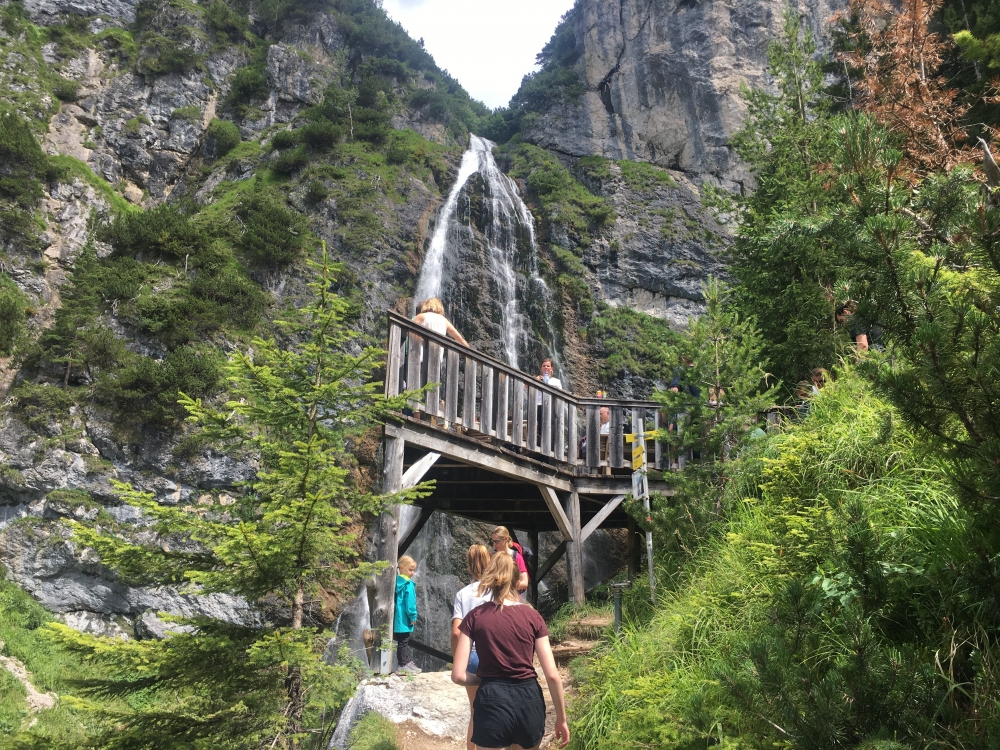 AUssichtspodest mit Blick auf Wasserfall, Klettersteig und Achensee (Dalfazer Wasserfall)