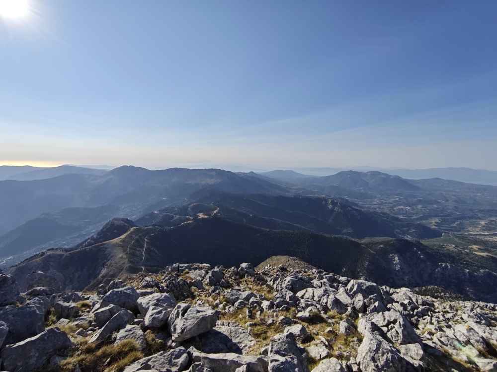 Wanderung Dirfi: Blick auf die Hütte Michalis Nikolaou und den Steni Dirfys Pass