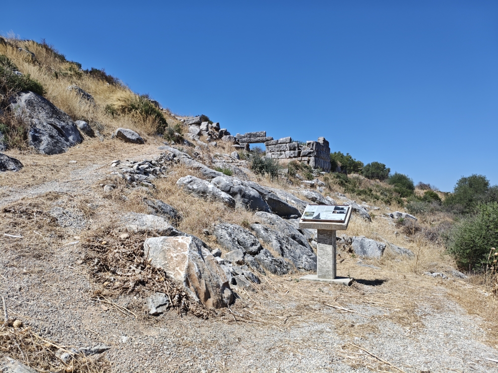 Wanderung Dystos Acropolis: Infotafel kurz vor dem steinernen Portal 