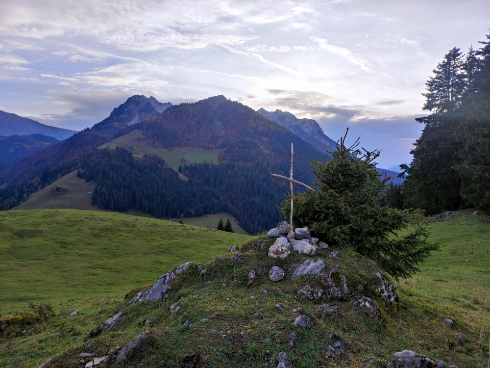 Gipfelkreuz mit Heuberg im Hintergrund (Ebersberg)