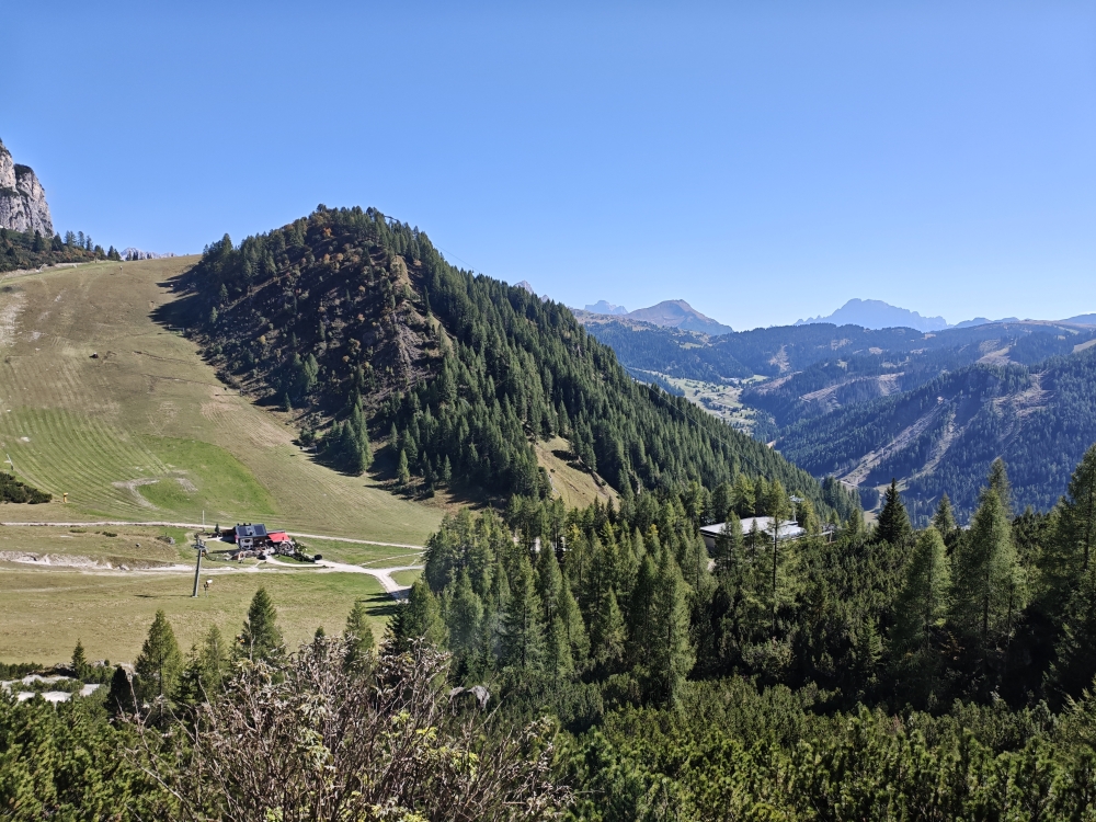 Wanderung Sass da Ciampac: Wanderung Sass da Ciampac: Edelweisshütte unter dem Col Pradat