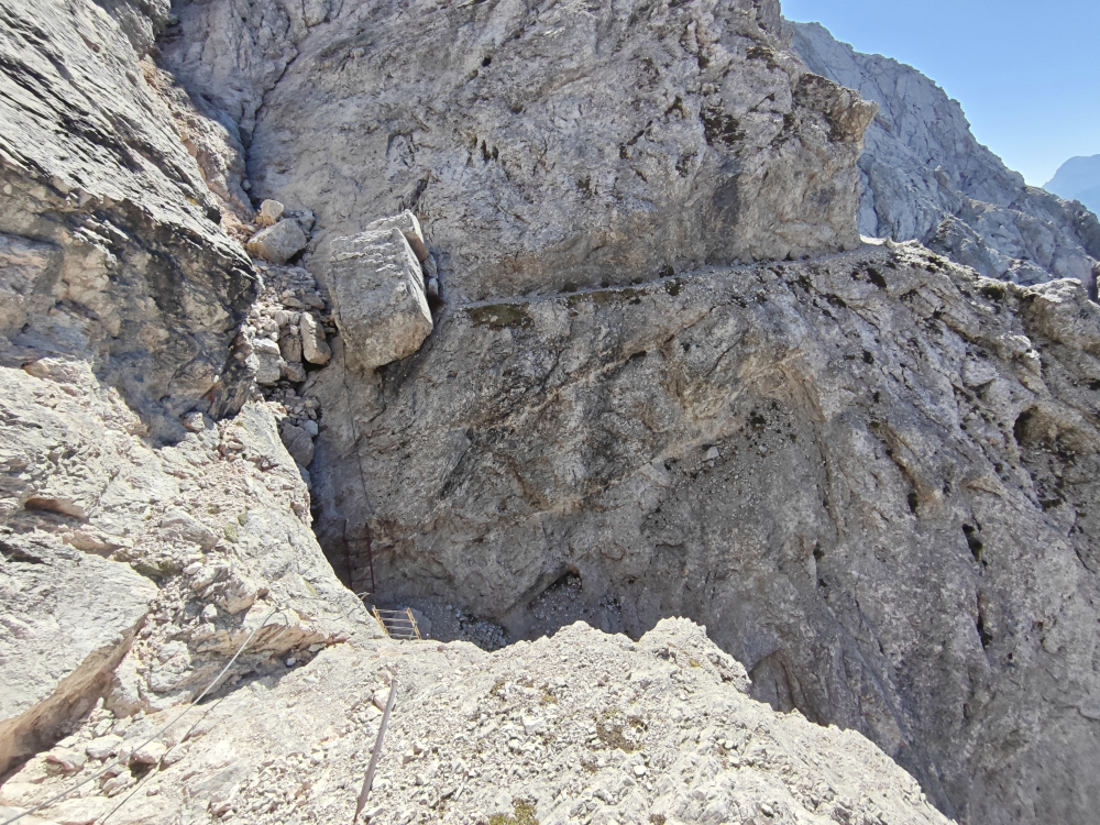 Klettersteig Ivano Dibona: Die Leiter runter und links un den Felsklotz herum