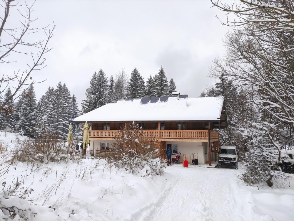 Die renovierte Frasdorfer Hütte im Winter