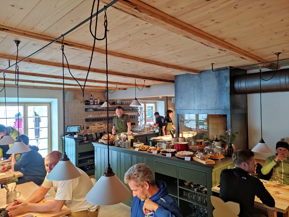 Open kitchen und leckere Kuchen (Frasdorfer Hütte)