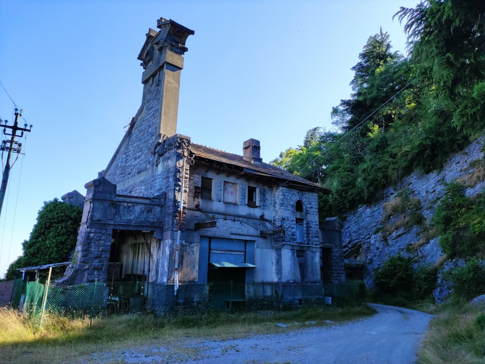 Wanderung Monte Tre Croci: Wanderung Monte Tre Croci: Die ehemalige Bergstation (Funicolare Campo dei Fiori)