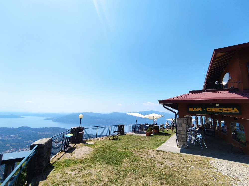 Wanderung Sasso del Ferro: Wanderung Sasso del Ferro: Bergstation mit Bar und Restaurant (Funivie del Lago Maggiore)