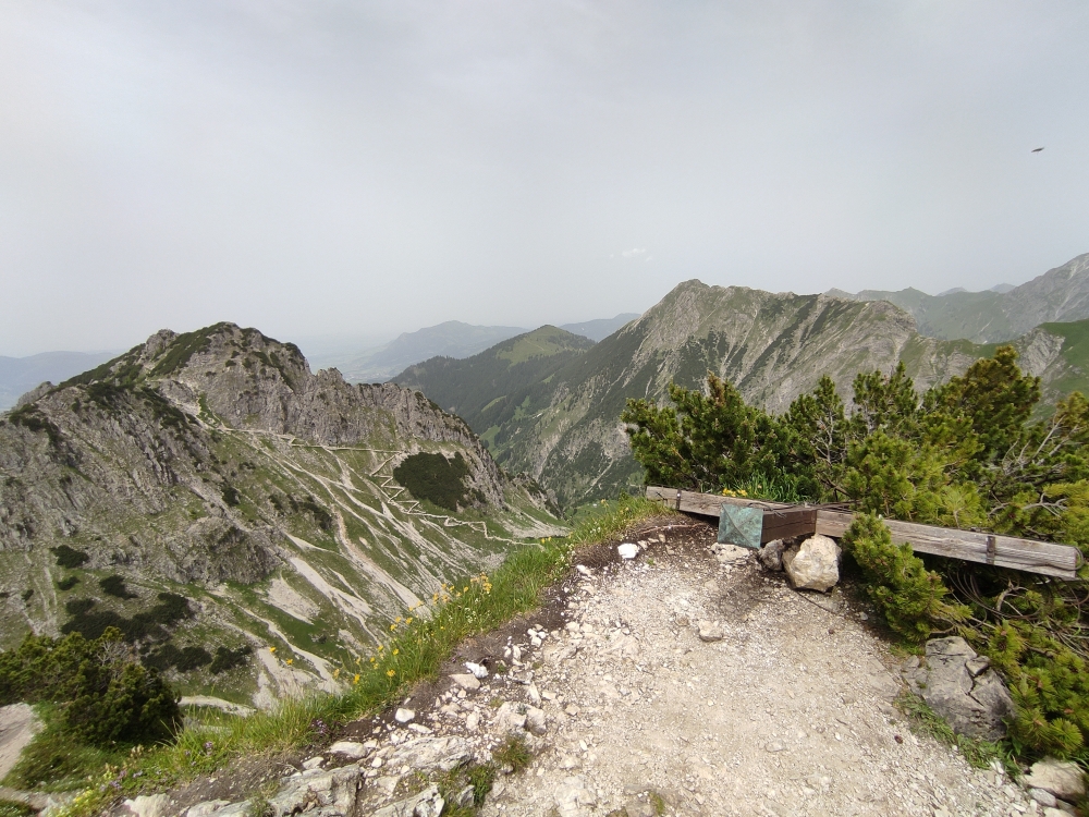 Wanderung Entschenkopf: Wanderung Entschenkopf: 2024 liegt das Gipfelkreuz flach (Gaisalphorn)