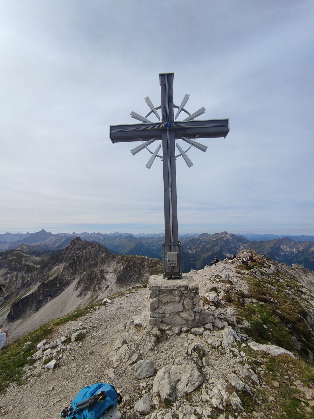 Wanderung Schrecksee vom Vilsalpsee: Wanderung Schrecksee vom Vilsalpsee: Gipfelkreuz mit Blick zum Rauhhorn (Gaishorn)