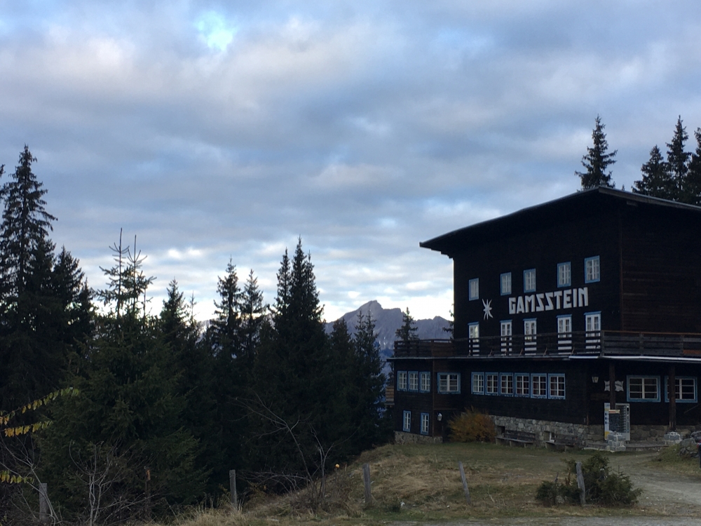 Gamssteinhaus: Gamssteinhaus neben dem Parkplatz am Loassattel