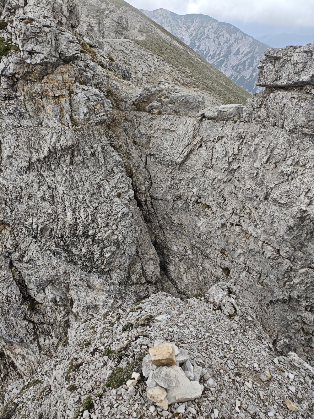 Wanderung Geierköpfe-Hauptgipfel: Schlüsselstelle: abklettern durch die Rinne (II)