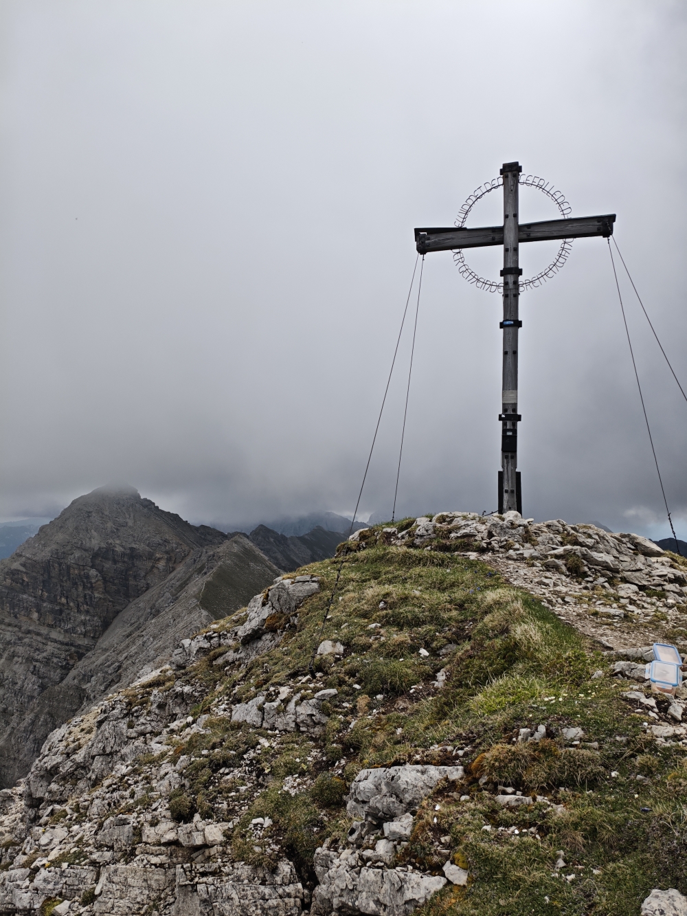 Wanderung Geierköpfe-Hauptgipfel: Wanderung Geierköpfe-Hauptgipfel: Gipfelkreuz (Geierköpfe-Westgipfel)