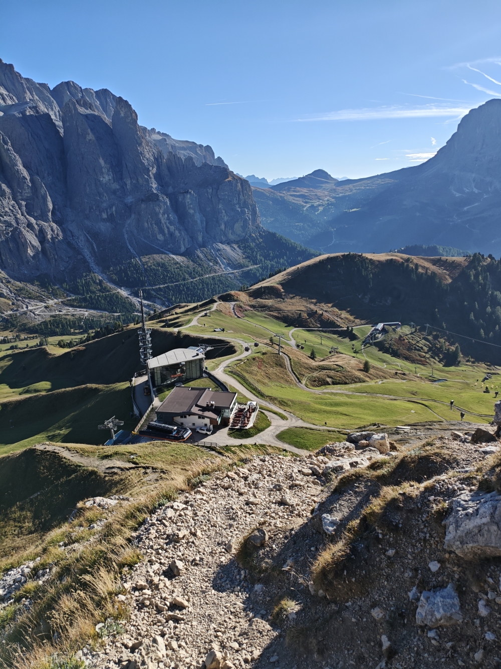 Klettersteig Kleine und Große Cirspitze: Blick zur Bergstation und Restaurant Dantercepies Mountain Lodge