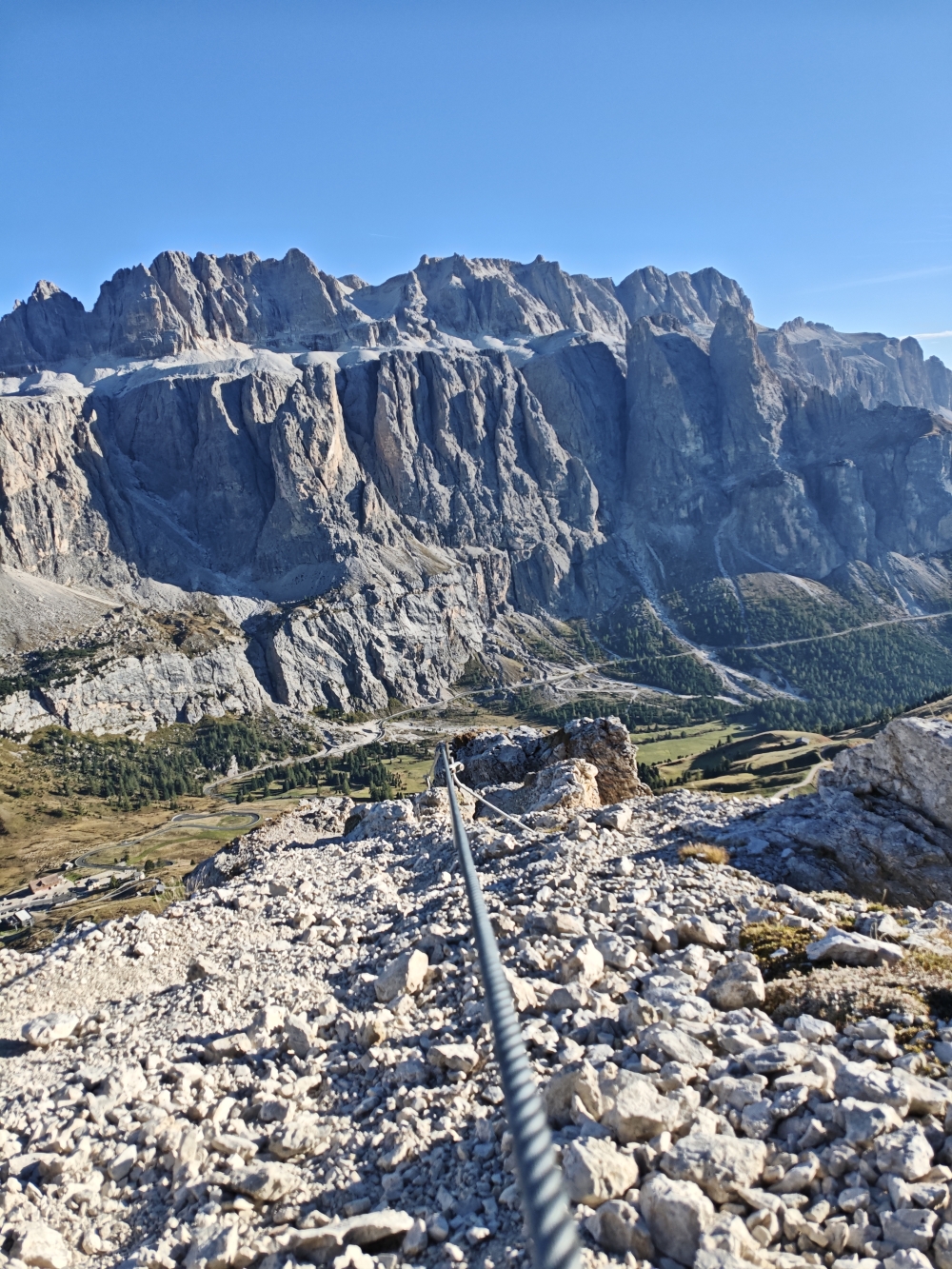 Klettersteig Kleine und Große Cirspitze: In der Mitte des Klettersteiges mit der Sella im Rücken 