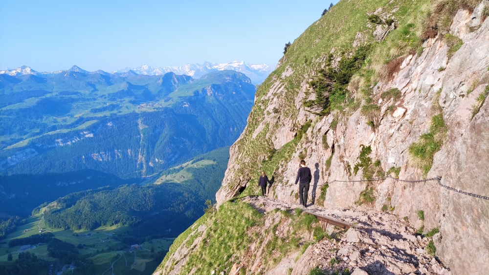 Grosser Mythen -> Skihaus Holzegg: Schmal, mit Ketten gesichert, aber doch am Abgrund 