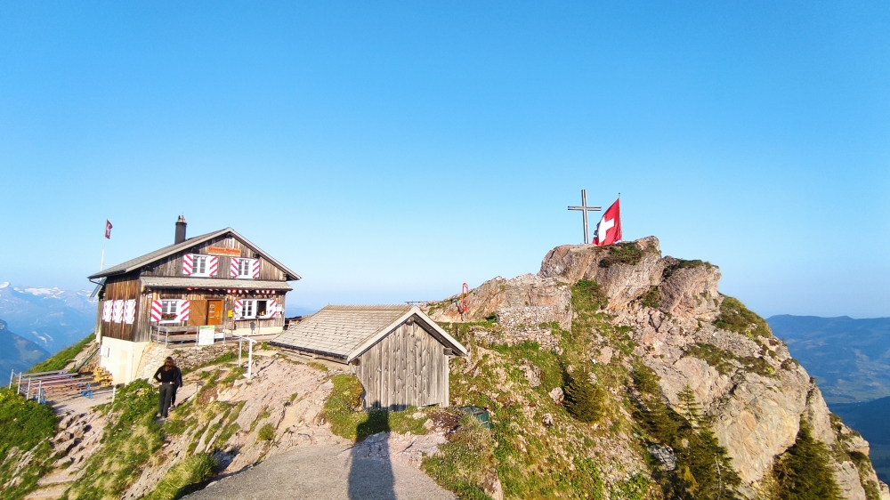 Grosser Mythen: Gipfelkreuz mit Gipfelhütte