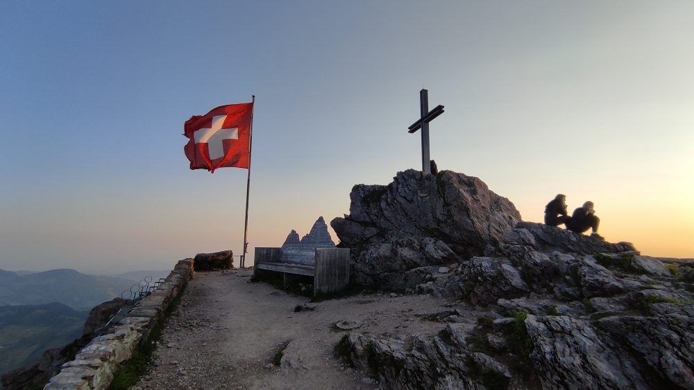 Wanderung Grosser Mythen: Nur wenige Meter trennen Gipfelkreuz und Hütte