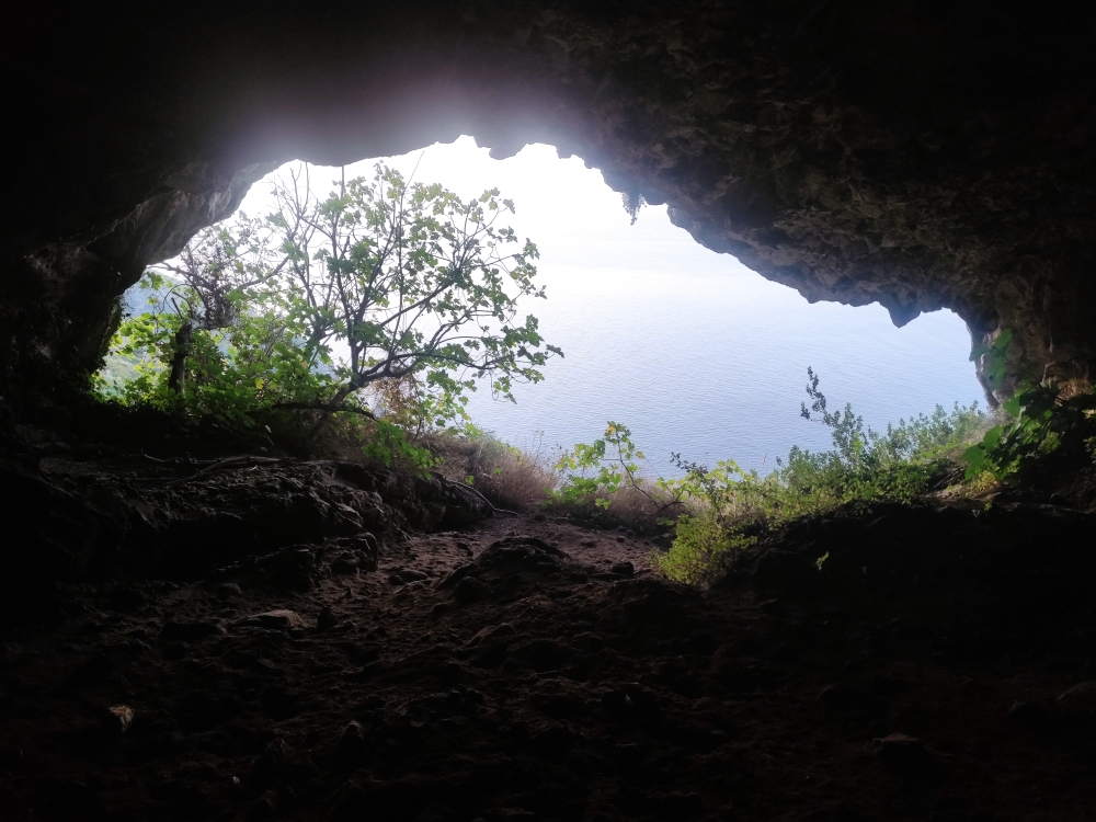 Wanderung Monte Vico Alvano: Wanderung Monte Vico Alvano: In der Grotte (Grotta Nevola)