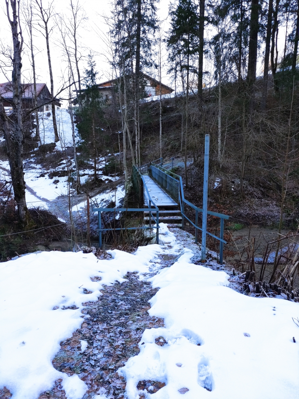 Parkplatz Kranzegg -> Neumayr-Hütte: Über die Brücke geht es auch im Winter