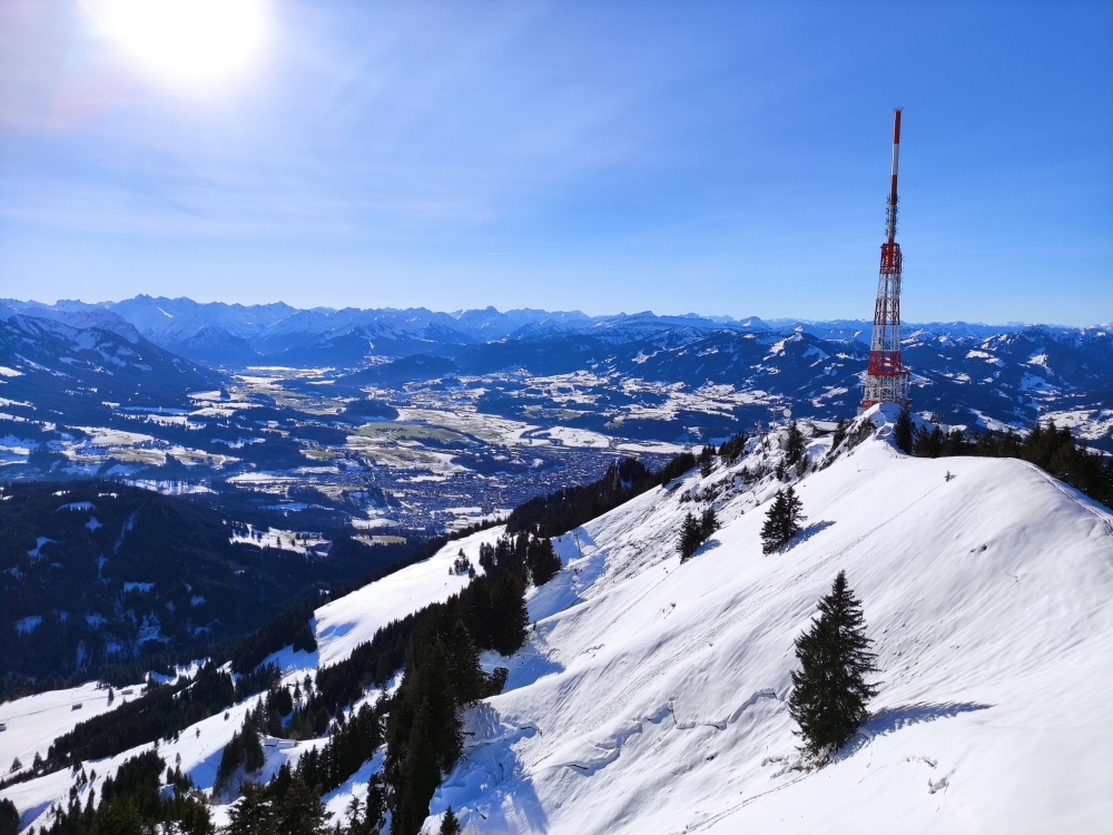 Hochwartspitze -> Grünten: Blick zum Sendemast auf der Hochwartspitze und Richtung Oberstdorf