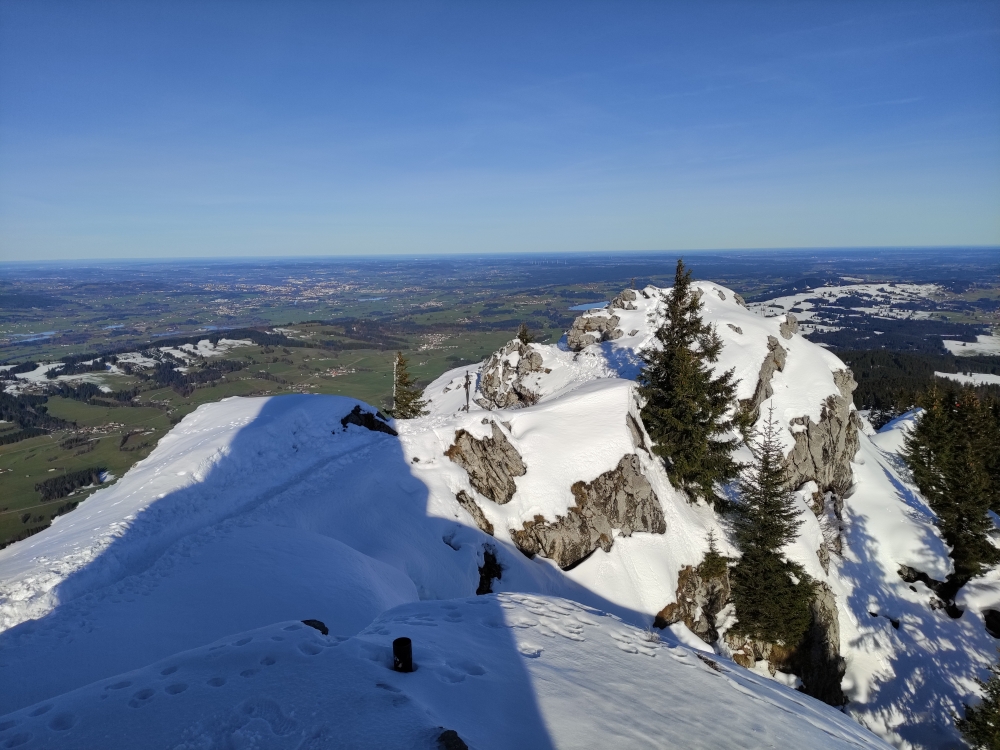 Grünten -> Alpe Kammeregg: Vom Denkmal zum kleinen Gedenkkreuz und dann links und später rechts um die Felsen