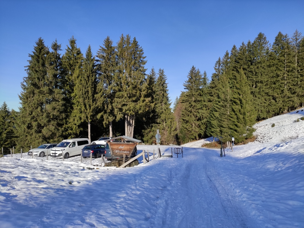 Vorbei am Parkplatz der Alpe Kammeregg