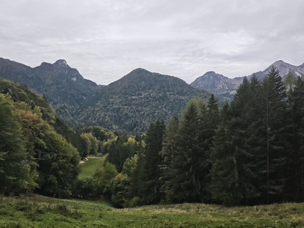 Wanderung Gscheuerwand: Blick auf Rudersburg, Breitenstein und Geigelstein (von links nach rechts)