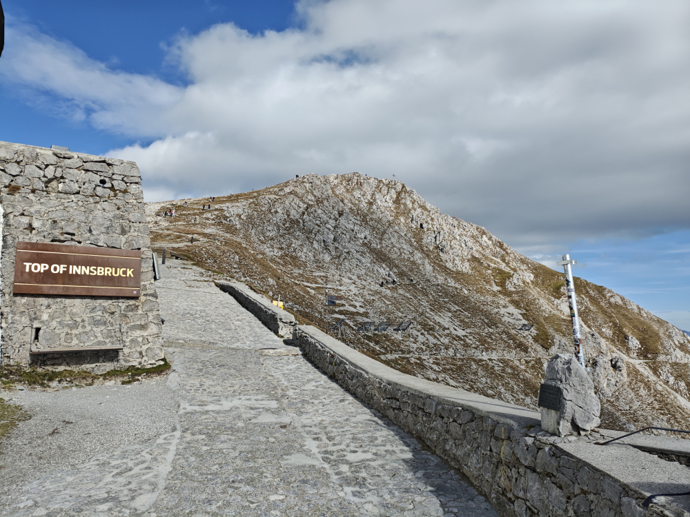 Wanderung Hafelekarspitze: Wanderung Hafelekarspitze: Blick zur Hafelekarspitze (Hafelekarbahn Bergstation)