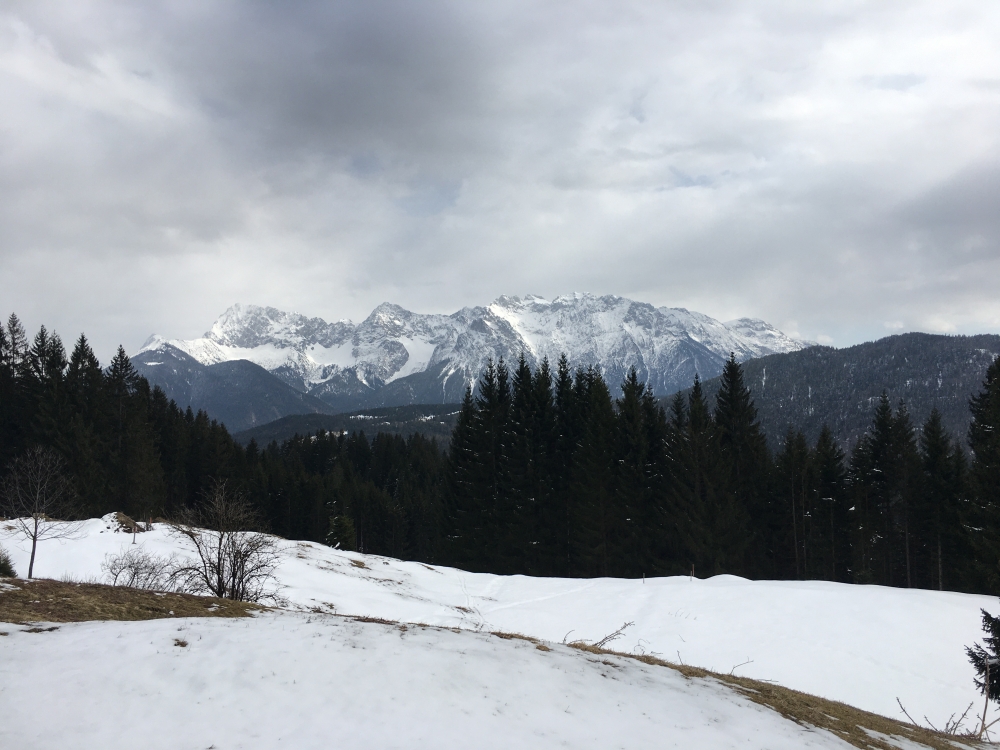 Am Gipfel (ohne Gipfelkreuz) mit Karwendelblick (Hirzeneck)