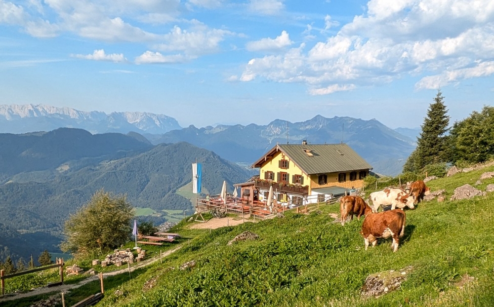 Wanderung Hochgern: Wanderung Hochgern: Hochgernhaus, ganz im Hintergrund der Wilde und Zahme Kaiser, zuvor die Chiemgauer Berge Breitenstein und Geigelstein. Das Achental liegt zu Füßen