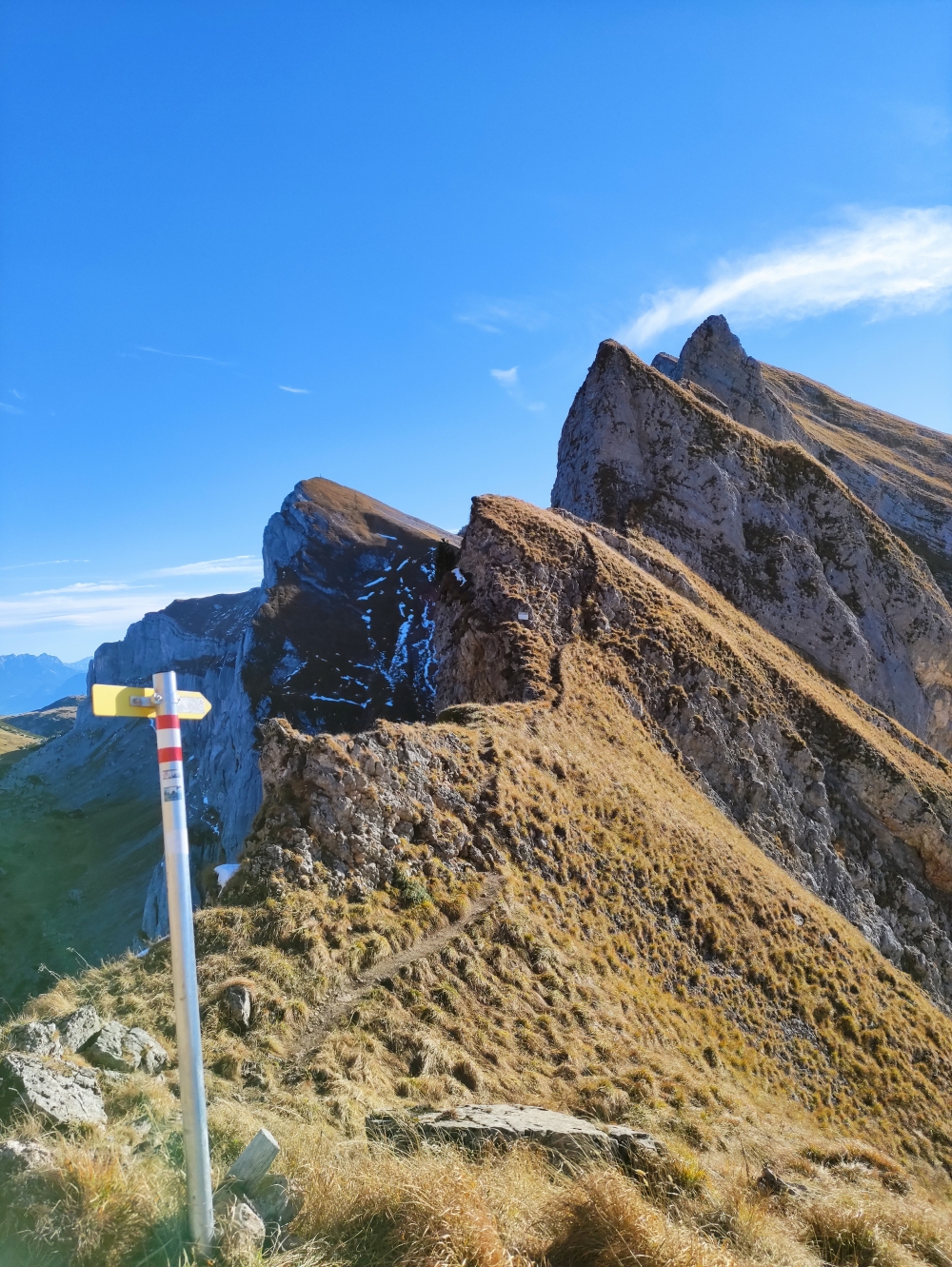 Rofan-Seilbahn Bergstation -> Hochiss: Blick aus dem Sattel zum Klettersteig zum Spieljoch