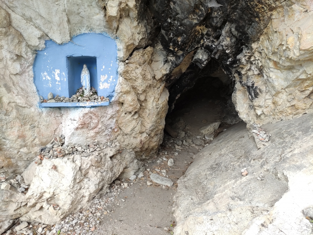 Höhle: Grotte am Wegrand