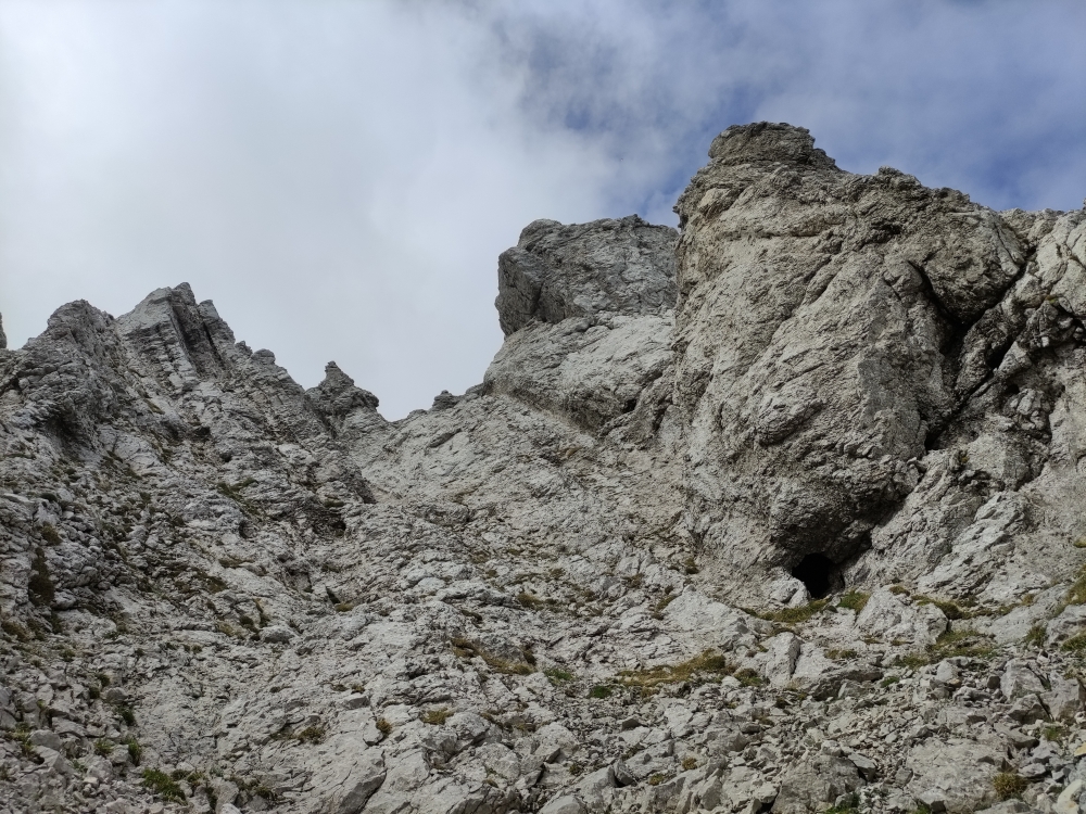 Höhle am Widenauer Klettersteig: Rechts die Höhle