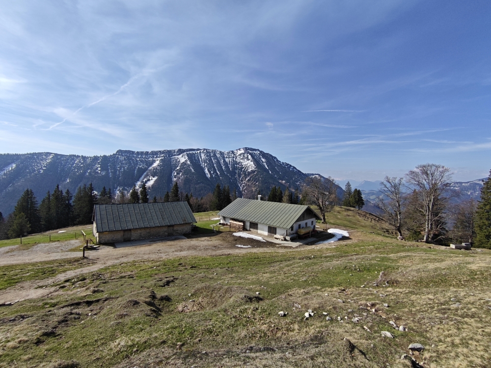 Wanderung Scheibenwand: Wanderung Scheibenwand: Hofbauernalm gegenüber der Achentaler Wände