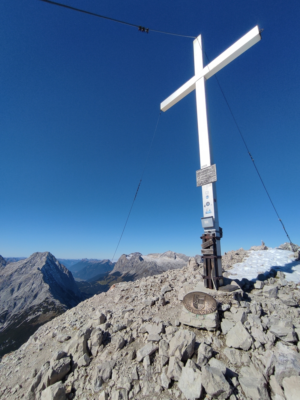 Wanderung Hohe Munde: Wanderung Hohe Munde: Im Hintergrund die Zugspitze (Hohe Munde Westgipfel)