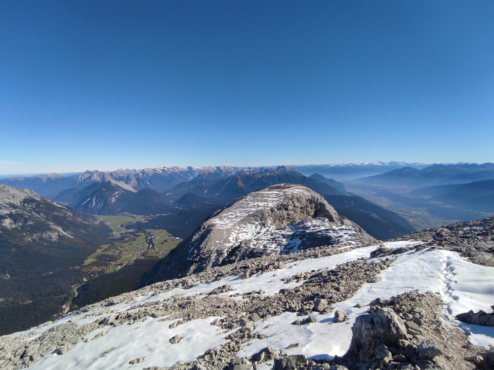 Wanderung Hohe Munde: Wanderung Hohe Munde: Blick über den Hohe Munde Ostgipfel nach Osten (Hohe Munde Westgipfel)