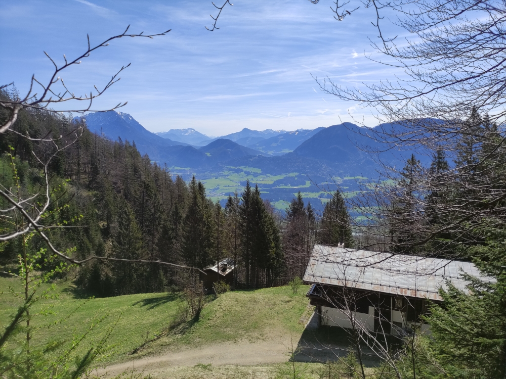 Beim Jägerstand neben der Jochalm geht ein Wiesenweg weiter bergauf