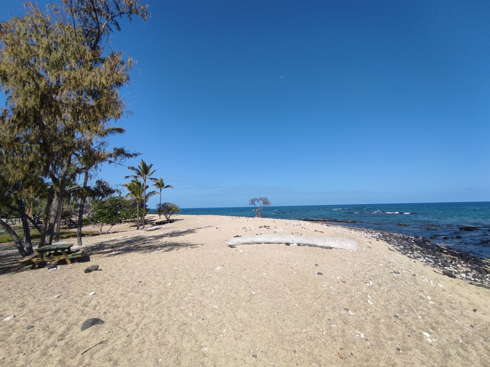 Kaelehuluhulu Beach -> Makalawena Beach Trailhead: Kaelehuluhulu Beach