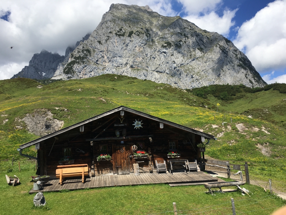 Klettersteig Ackerlspitze von St.Johann: Klettersteig Ackerlspitze von St.Johann: Die malerische Kaiserhochalm vor der Maukspitze